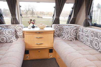 Lounge area in the Avante 556