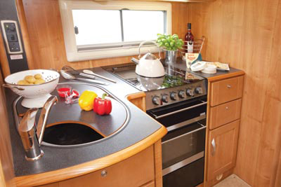 The L-shaped kitchen in the Apache 725