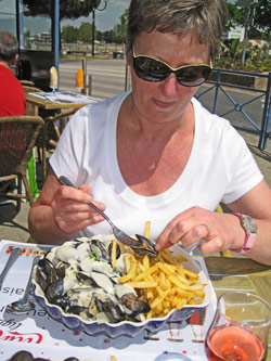 Liz enjoying moules et frites at St Gilles