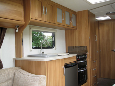 Lunar Lexon 520 - well equipped kitchen