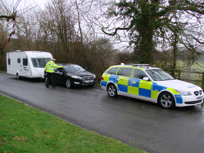 Driver stopped by police towing caravan withour towing mirrors