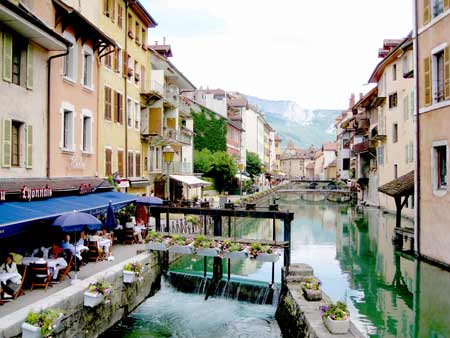 Annecy cafe next canal, sluicieas control the water levels 