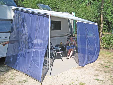 windblocker on caravan