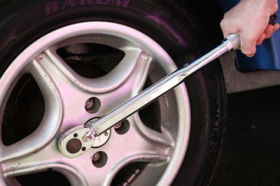 Tightening wheelnut with torque wrench