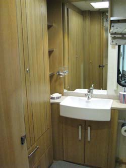 Coachman-VIP-shower-room-and-basin 