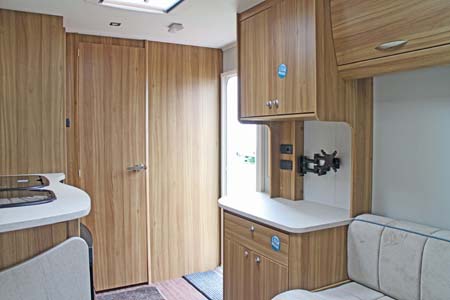 Elddis Xplore 402 Caravan - Dresser