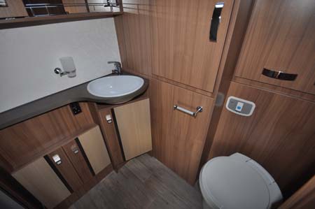 Pilote Reference G690LR Motorhome - wash room