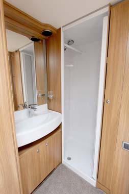 Swift Conqueror 530 caravan Shower room V1