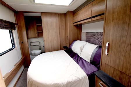 Coachman VIP 575 Bed