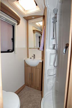 Lunar Quasar 586 Shower room