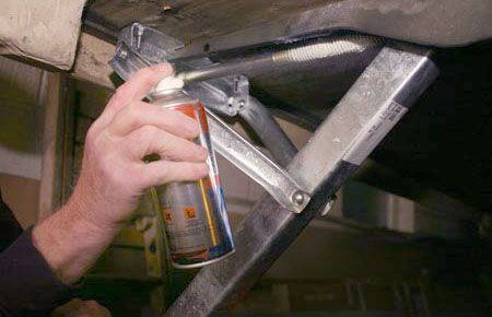 spraying-the-caravan-corner-steady-thread-with-lubricant