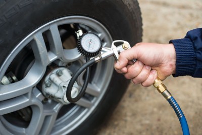 Checking tyre pressure