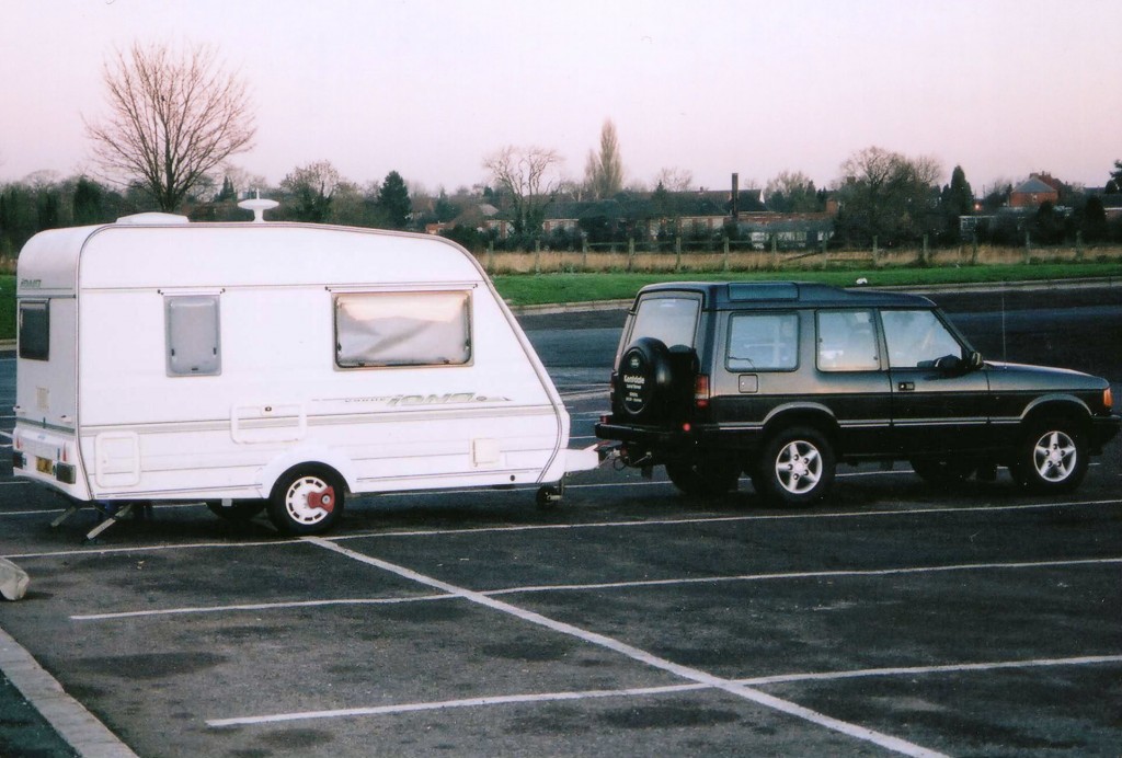 Caravan with axle wheel lock in service station