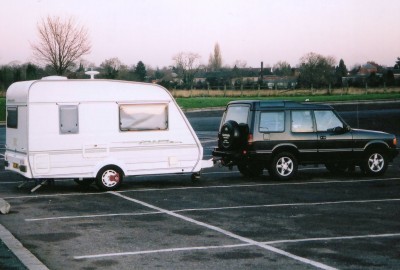 Caravan with axle wheel lock in service station