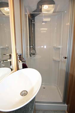 Lunar Lexon 570 Shower Room