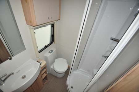 Elddis Xplore 586 washroom