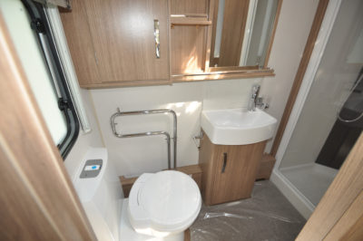 Coachman Laser 675 wc and basin