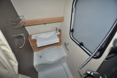 Caravelair Antares 420 washrrom