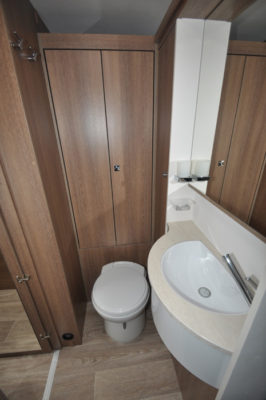 Dethleffs Trend T7017 washroom