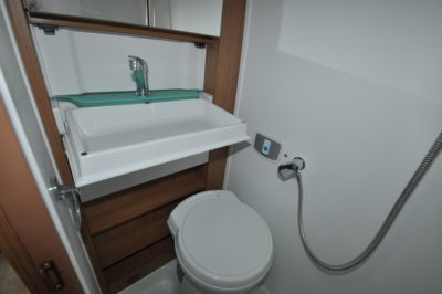 2019 AutoTrail V Line 634 SE bathroom