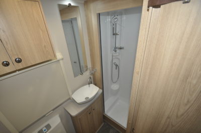 Elddis Avante 586 washroom shower