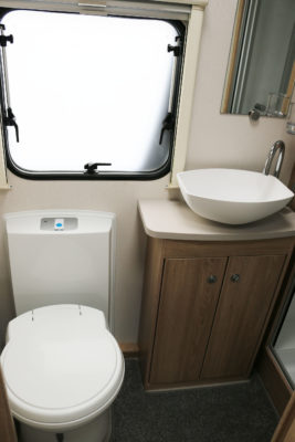 Elddis Avante 586 washroom