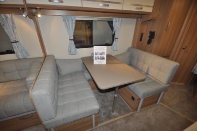 2019 Lunar Quasar 686 dinette