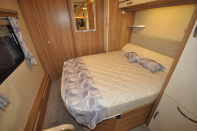 2019 Lunar Clubman SI caravan island bed