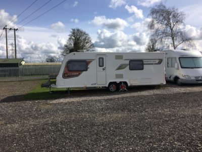 Twin axle with locks on both wheels