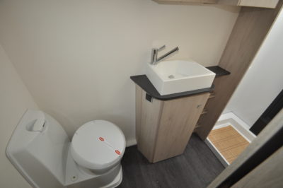 Caravelair Antares 480 washroom