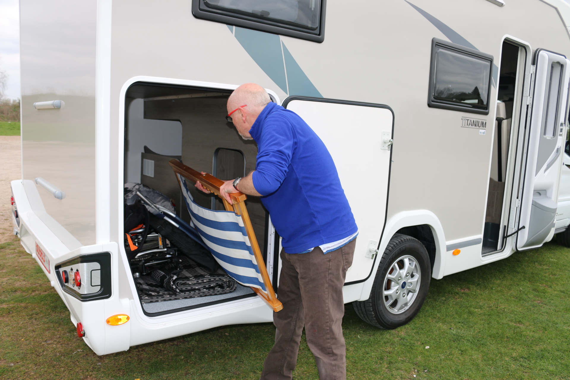 Filling motorhome onboard garage