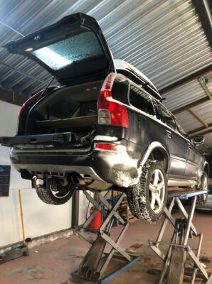 Changing the towbar after the accident in a hired workshop