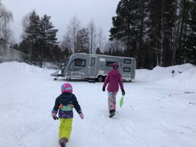 Returning back to caravan after sledging in skefe