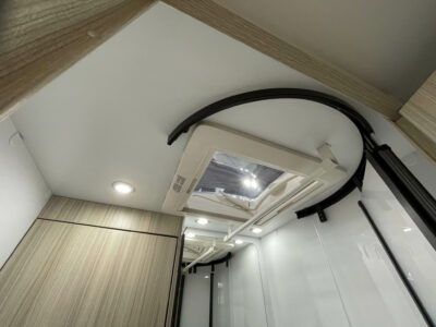 Sun Living shower screen and roof light