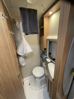2025 Weinsberg CaraOne 390 QD caravan washroom