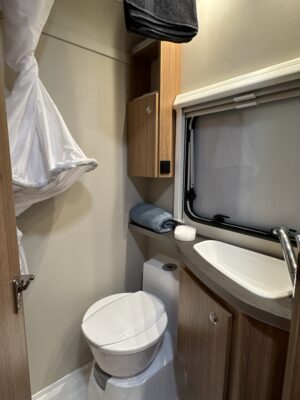 2025 Weinsberg CaraOne 390 QD caravan washroom