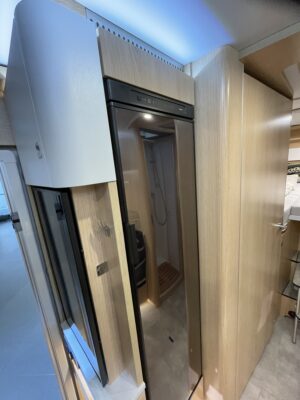 2025 Hymer B-class ModernComfort I 680 BlackLine motorhome fridge
