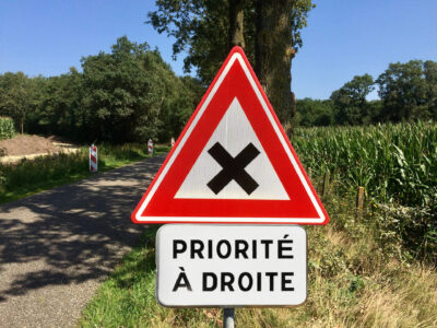 Priorite a driote road sign