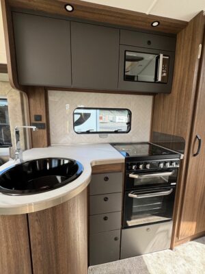 2026 Buccaneer Quantum F-4F kitchen