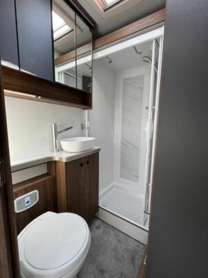 2026 Buccaneer Quantum F-4F washroom