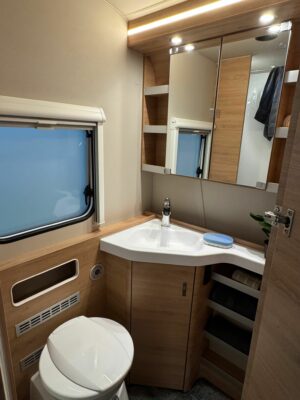 Knaus Sudwind 580 QS caravan washroom