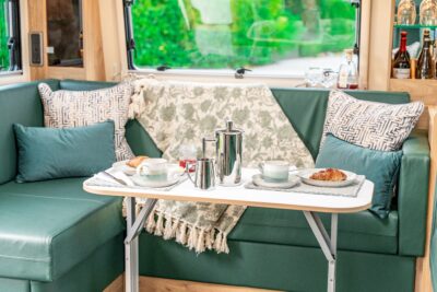 INOS Caravan by Fifth Wheel_table_setup